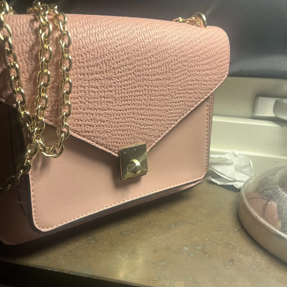 En jätte söt rosa väska  Som inte kommer till användning . Accessoarer.