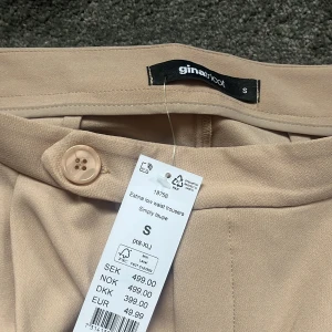 lågmidjade kostymbyxor  - ett par jättefina kostymbyxor som jag bara har testat. Jag säljer dom för att dom inte sitter så bra på mig. Dom är lågmidjade och är väldigt fina.