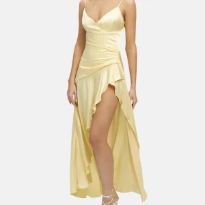 Klänning - Köpt från Bardot för 199 AUD (1500kr). Säljer då jag köpte fel storlek. Kontakta mig för egna bilder mm.💛 Kollar upp fraktpriset när jag får en köpare