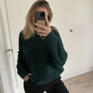 Stickad tröja  - Säljer nu min mörkgröna stickade tröja från samoe samsoe. Älskar denna tröja men tyvärr så ligger den bara och tar plats i garderoben. Den är i ett jättefint skick, skulle säga att den är i princip i ett nyskick! 😍😍😍