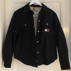 Jacka - Jättesnygg Tommy Hilfiger jacka som är ullfodrad så passar både som vinter och vårjacka! Bra skick, passar xs, s och m och passar till allt🤗 köpt för 2000 kr
