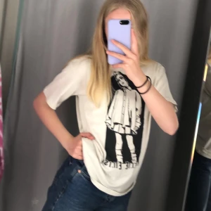 T- shirt - Jag säljer denna billie eilish t-shirt då jag inte tycker om den längre, skriv för mer bilder. Andvänd fåtal gånger💕