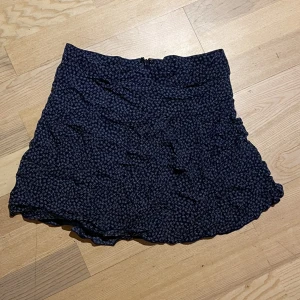 Blå kjol  - Blå kjol med blommigt mönster på. Jättefin till sommaren. I bra skick. Pris kan diskuteras. Skriv om du har några frågor! 🧵