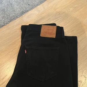 Levis 501 WL34 - Svarta Levis 501, knappt använda. 9/10  Köparen står för frakten. Nypris 1099kr