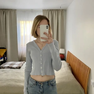 blå kofta från brandy melville  - superfin blå kofta från brandy melville, nästan aldrig använd och i bra skick 💕