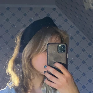 Jättefint diadem - Säljer ett vackert hårband som var handgjort från I Cieli Rossii i bra skick. Köpt för ett år sen men aldrig använt. Kan mötad inom Eskilstuna 💕