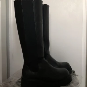 Monki stövlar - Bekväma knähöga stövlar från Monki i fuskläder, sparsamt använda men har några små gångveck (se bilder). Jättesnygga och passar till allt! Klackhöjd 4.5 cm, bred passform, nypris 600 kr. Skriv vid frågor eller för fler bilder🤗