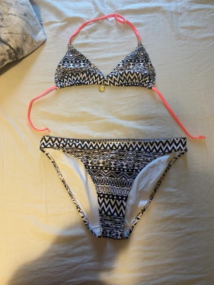 Bikini - Hej! Jag säljer min bikini pga den är för stor för mig🥰den har bara testats på så helt ny😊den är i storlek 170