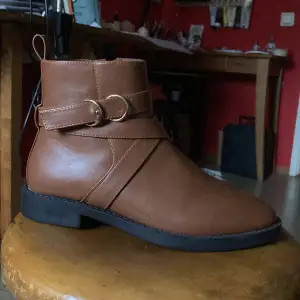 Fina, oanvända boots köpta från asos. Aningen för små för mig tyvärr. 