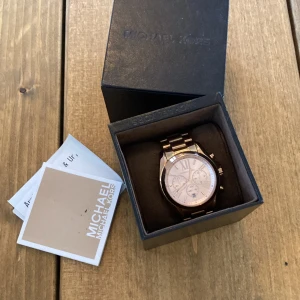 Michael kors klocka roseguld - Fint skick och bytt batteri med ett års garanti för en vecka sen, extralänkar och box ingår