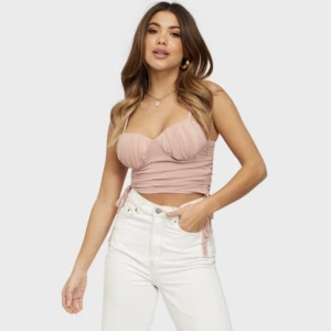 Topp från Nelly.com - Säljer denna super fina topp från Nelly, aldrig använd & prislapp kvar - storlek 34. Nypris var 399kr, jag säljer den för 199kr! 💗