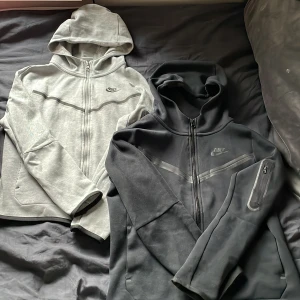 Tröja Nike - Hej, säljer mina två tech fleces pågrund av att de inte är min stil längre, väldigt fint skick, 1 för 499 2 för 750 , båda är storlek L i barn men den svarta är mer som en Xl i barn den är lite större,