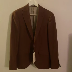 Riley kavaj oanvänd med prislapp kvar. Storlek 44. - Röd oanvänd Riley kavaj från Brothers i storlek 44 (S/M). Schyst kavaj som aldrig kommer till användning.  Köpt för omkring 2000 :-  Säljer för 400 + fraktkostnad.