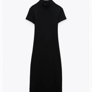 Figursydd klänning - Oanvänd klänning med öppen rygg, lappar kvar. Figursydd i elastiskt material 68%viscose 28%polyester 4%elastane 