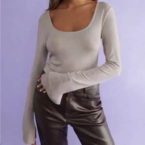 Agnes top gina  - Super snygg och använd en gång, så som ny!!