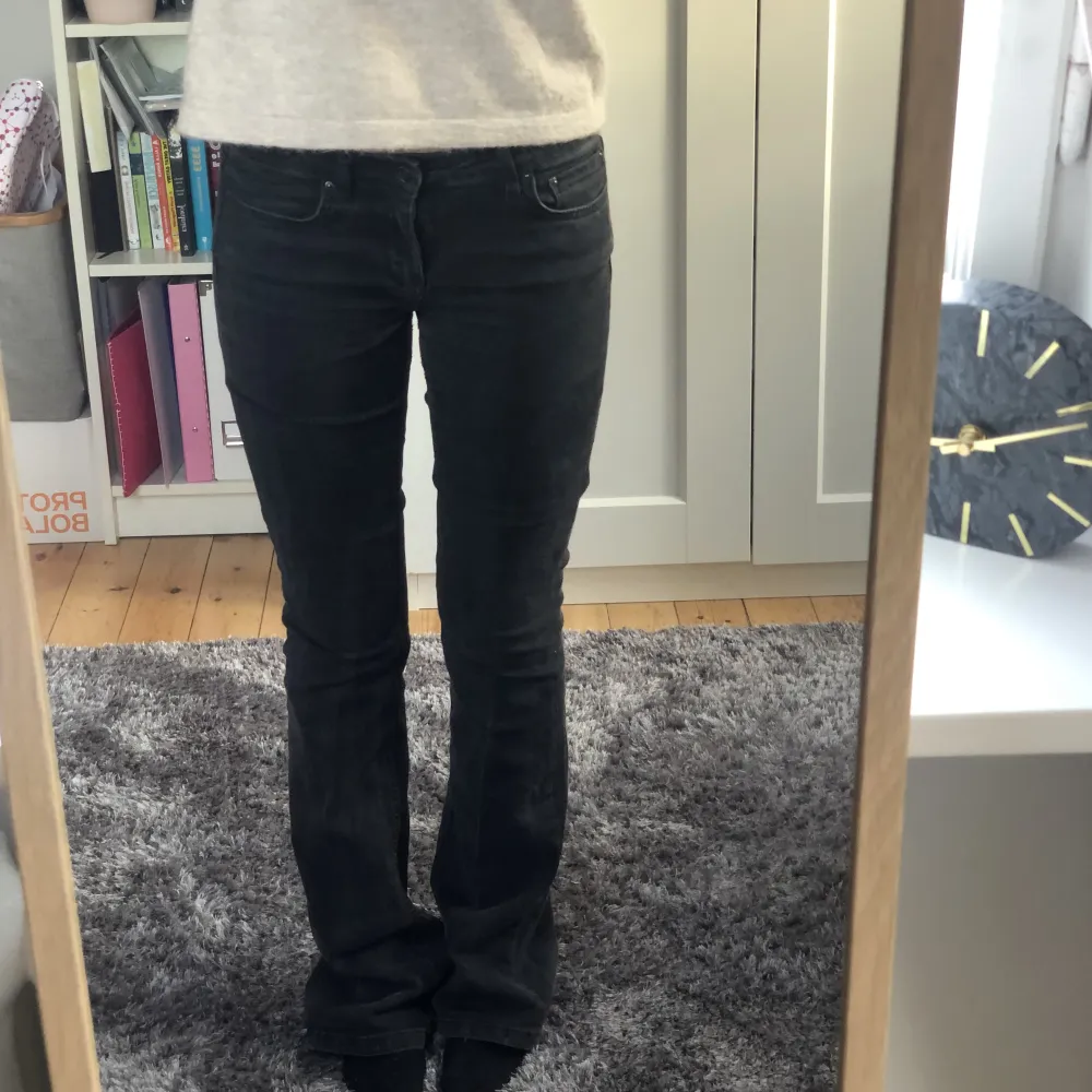 Så snygga flared jeans från Zara. Säljer då de är för långa på mig. Bra skick förutom lite slitningar längst ner men knget som sticker ut eller syns mycket.❤️❤️. Jeans & Byxor.