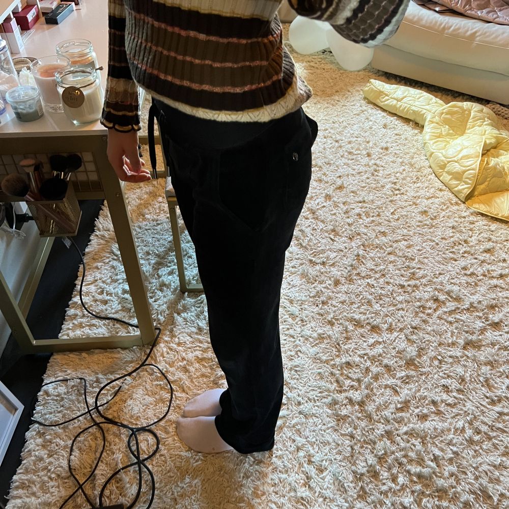 Säljer mina svarta juicy byxor som är använda 2-4 gånger. Dem är i jätte fina skick och inga skador eller fläckar⭐️. Jeans & Byxor.