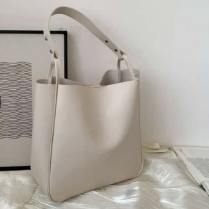 Krämvit Väska - Rymlig krämvit väska i nyskick, säljs för den inte kommer till användning!💗 