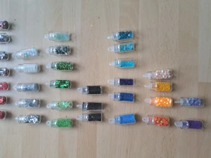 Glitter till naglar 🌞 - Hej alla glada ☺️ Här har jag små flaskor med glitter i🌞vissa är lite använda men de flesta är helt fulla 🌞 Vid intresse kontakta mig och skriv vilken färg du vill ha 🌞 pris för 5 styck är 8 kr plus frakt 16 🌞 vid köp av alla säg till 🌞 Frågor kontakta mig