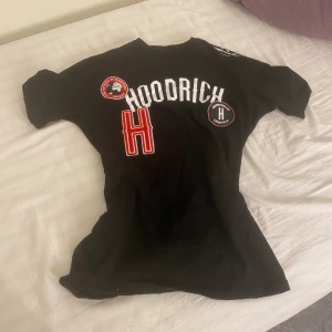 Hoodrich tshirt - Säljer denna hoodrich tshirt för 400 kr och är i nyskick❤️ nypris: 600 kr