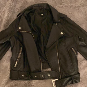 Skinnjacka  - Säljer min snygga skinnjacka som blivit för liten, bra skick och inga defekter💕Skriv för fler bilder eller funderingar❣️