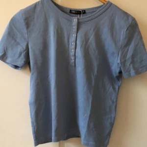 Blå tshirt  - Blå tshirt från zara i S aldrig använd så inga defekter!