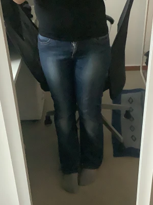 Low Rise jeans - Säljer ett para ass snygga low rise jeans som jag har köpt på en loppis. Säljer för att de är lite för små för mig. Storlek s-sx. De är lite slitna i slutet och så har det en liten färg fläk som man ser i slutet. Hör av er priv om ni vill ha mer info.💗