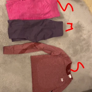 Träningskläder  - Träningskläder, Två par tränings tights och en tröja. Säljer allt för 200 som ett kit eller så kan man köpa något av de.