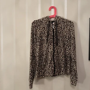 Leopard kofta - Säljer min leopard jacka,använd ett par gånger. 