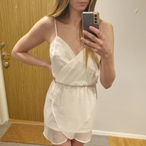 Studentklänning  - Säljer en super fin vit sommarklänning som även passar som en studentklänning. Den är helt oanvänd. Klänningen är i storlek L, men känns mer som en S på.