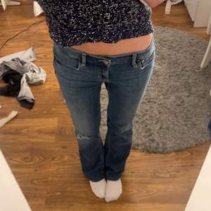 Säljer jättefina slutsålda hollister jeans.  Knappt använda då jag köpte fel storlek😔 lågmidjade och långa i benen!! 💓