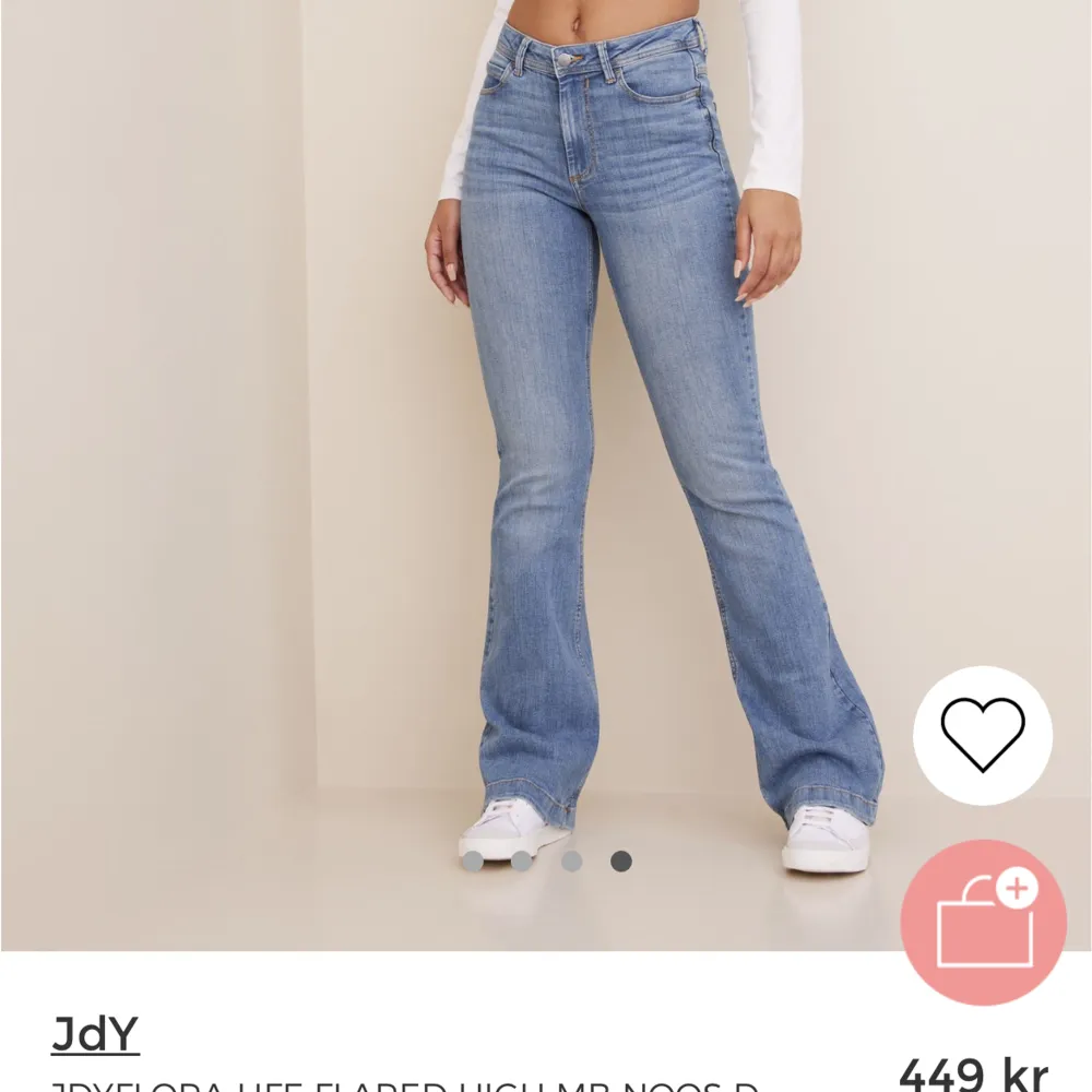 Köpta på nelly för ett tag sen, sparsamt använda, bekväma men säljer då jag ej passar i de längre så bra❤️. Jeans & Byxor.