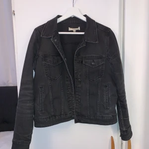 Jeansjacka  - Svart jeansjacka som är använd under en sommar, ser helt ny ut. Säljer den då det inte är min stil längre😁