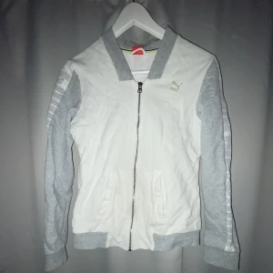 Puma jacka - Cool puma jacka, sitter najs o figursytt på 