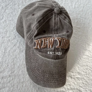 Keps oanvänd - Ny keps! Går att reglera.