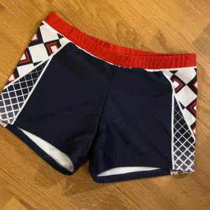 Säljer mina gamla cheerleading shorts som jag inte använder längre! jättebra skick och funkar till all träning!💓 