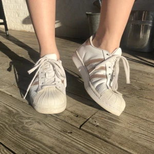 Adidas superstar - Adidas superstar sneakers, roseguld, i storlek 38(normal i storleken). I gott skick! Använda vid få tillfällen - jag har ej gått in dem:)