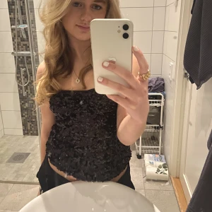 Glittrig festtop  - Säljer denna fina glitter toppen. Den är ifrån vila och sitter perfekt, den skaver inte och håller sig på plats. Storlek s