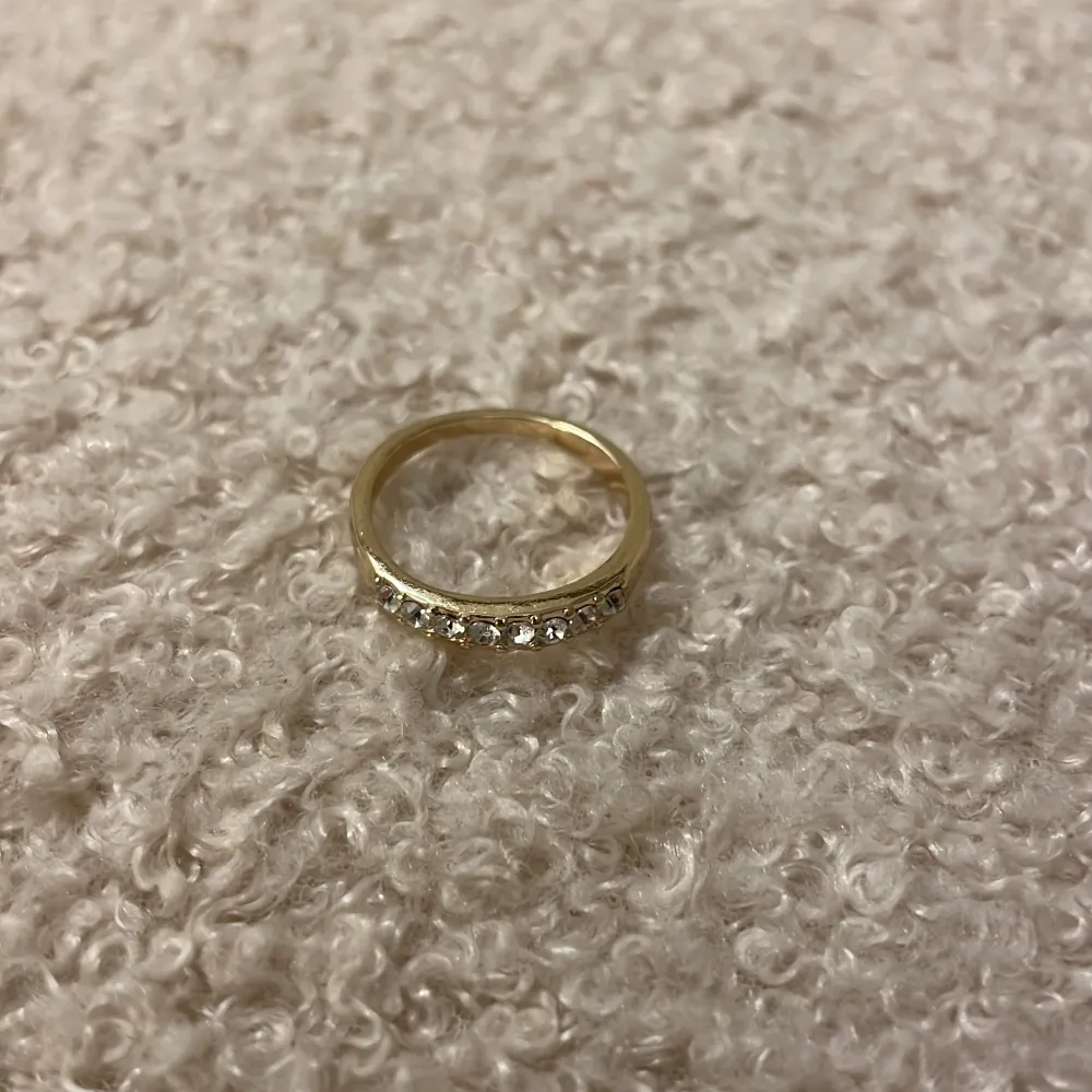 BETALNING OCH KÖP SKER PRIVAT!!! Jag säljer denna ring med diamanter på!💗(inte riktigta så klart) frakten är 13kr!🫶🏻 skriv till mig privat om du vill köpa💘 den här ringen är även helt oanvänd😻. Accessoarer.