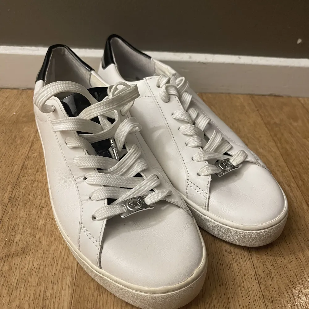  Äkta Michael kors sneakers.   Använda fåtal gånger . Skor.