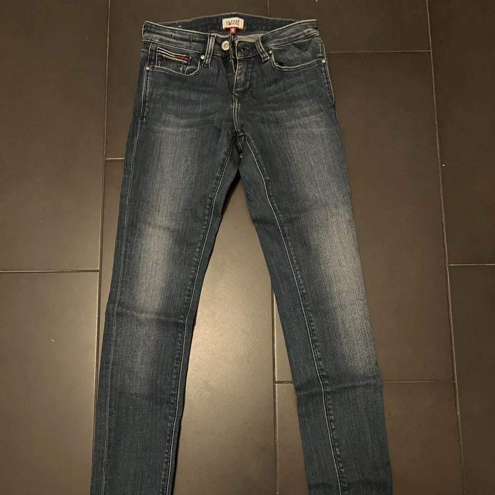 Blåa jeans från Tommy Hilfiger storlek W25L32. Använda endast ett fåtal gånger. Skulle säga att dom är medium- eller low waist.. Jeans & Byxor.