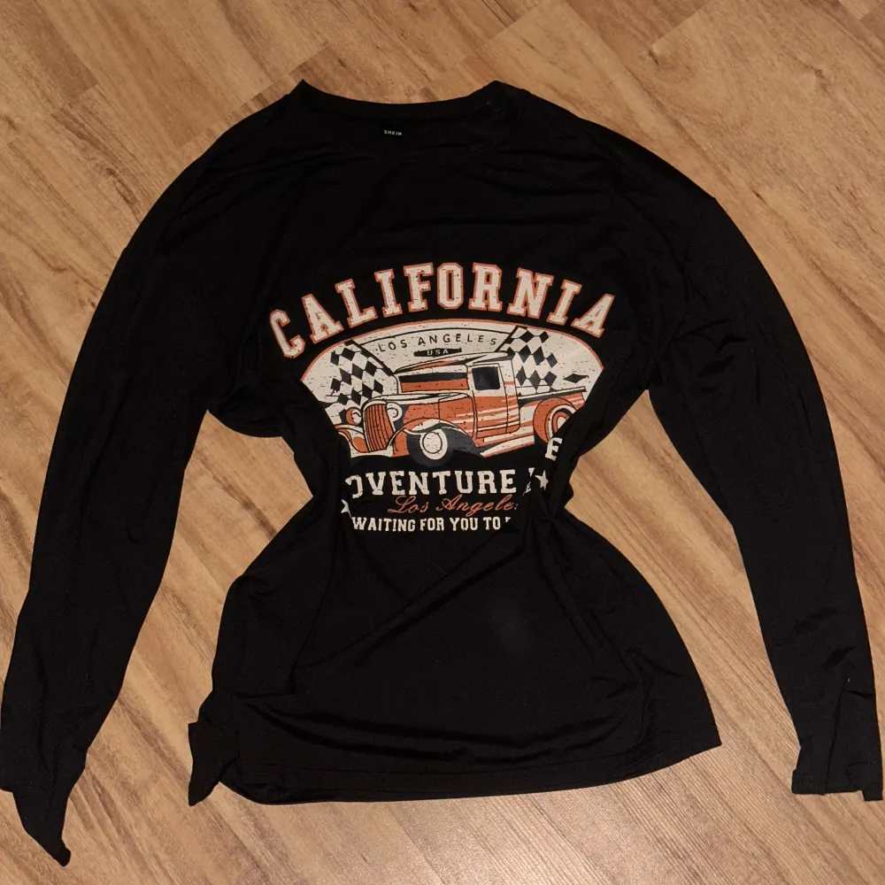 En svart tröja med ett tryck som säger ”california” på. Denna tröja är från Shein.Tröjan är menad att vara lite oversize och är i storlek Small. Skriv gärna om ni är intresserade att köpa 💕💕. Hoodies.