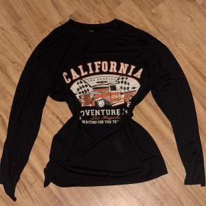 En svart tröja med ett tryck som säger ”california” på. Denna tröja är från Shein.Tröjan är menad att vara lite oversize och är i storlek Small. Skriv gärna om ni är intresserade att köpa 💕💕