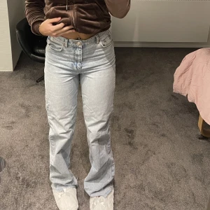 Jeans - Säljer dessa som jag knappt använt, bara ligger i garderoben. Jag är 170 och dem sitter jättebra, om man är kortare är det bara att sy upp dem eller ha dem som de är❤️‍🔥❤️‍🔥(dem är i storlek xs 34 men jag har S och dem sitter bra på mig)