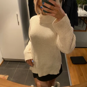 Stickad tröja - Så fin varm stickad tröja med slits🙏🏼