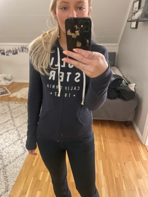 Hollister zip tröja - Jag säljer min hollister zip som är i en jättefin marinblå färg. Tröjan är i ett fint skick och. knappt använd, säljer den för att den inte kommer till användning❤️