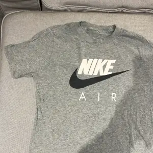 Säljer en tröja Nike air bra sick 