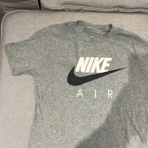 Säljer en tröja  - Säljer en tröja Nike air bra sick 