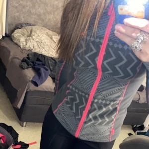 Fleecetröja  - Säljer nu min jätte sköna fleecetröja från Karitraa. Nästan oanvänd så är i fint skick💗köparen står för frakten