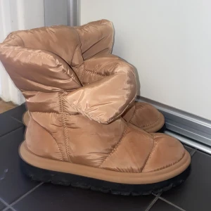 Vår boots - Skor i dun-material, lite smutsiga men inte trasiga. 